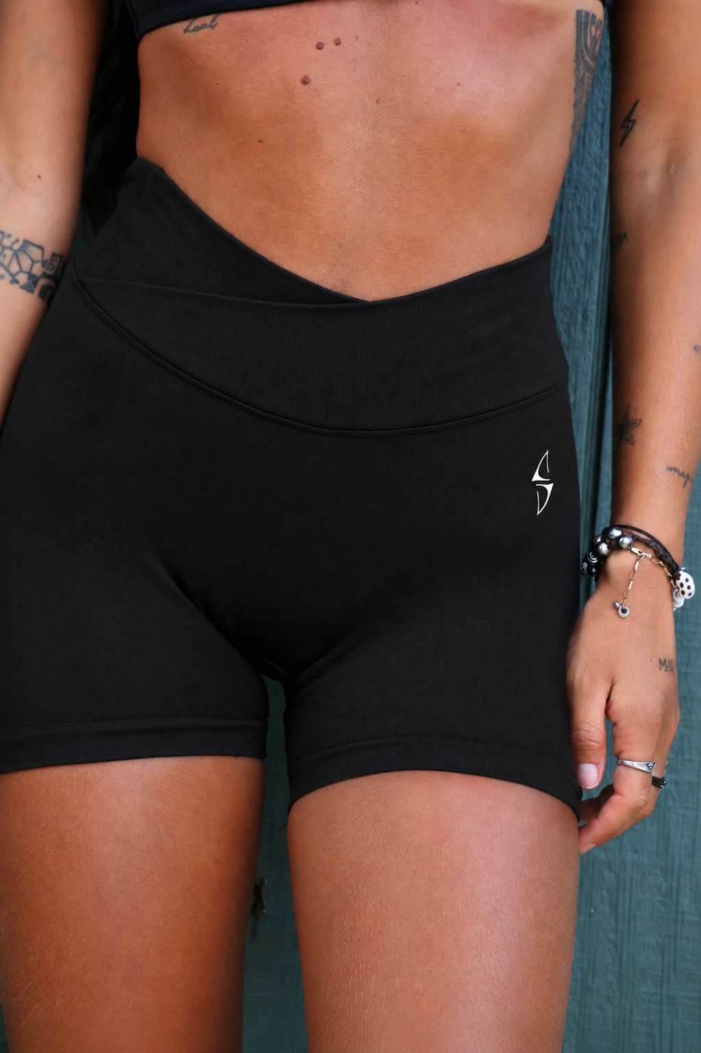 Sculpt V-waist shorts